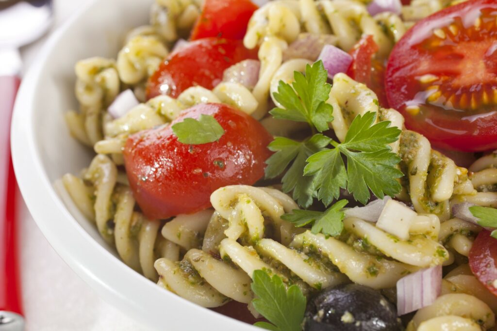 Pasta_fusili_salad_pesto_tomatoes_olives_onion