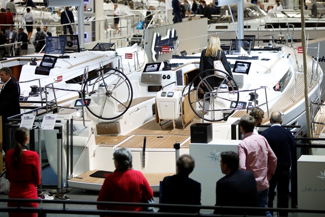 People examining a yacht at boot Düsseldorf