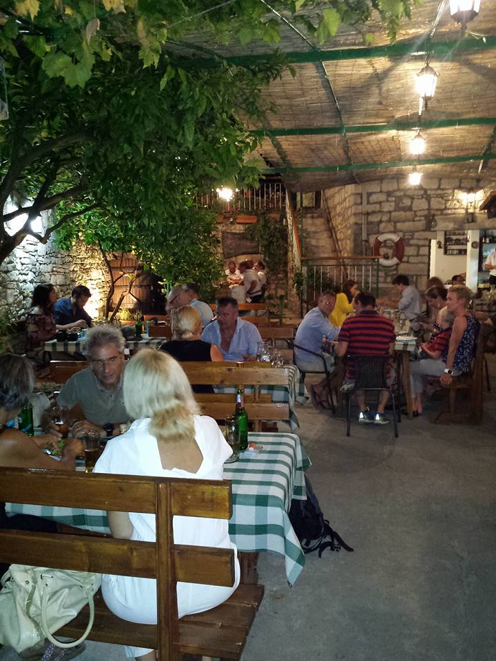 Momčin dvor tavern