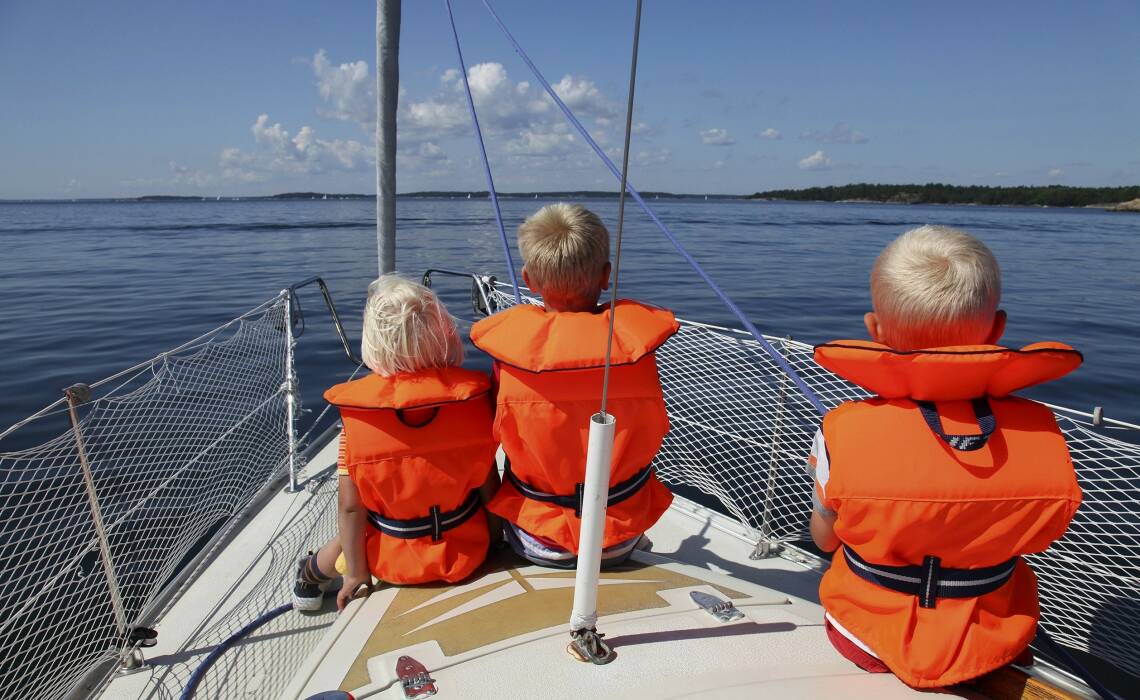 Kinder auf einem Segelboot