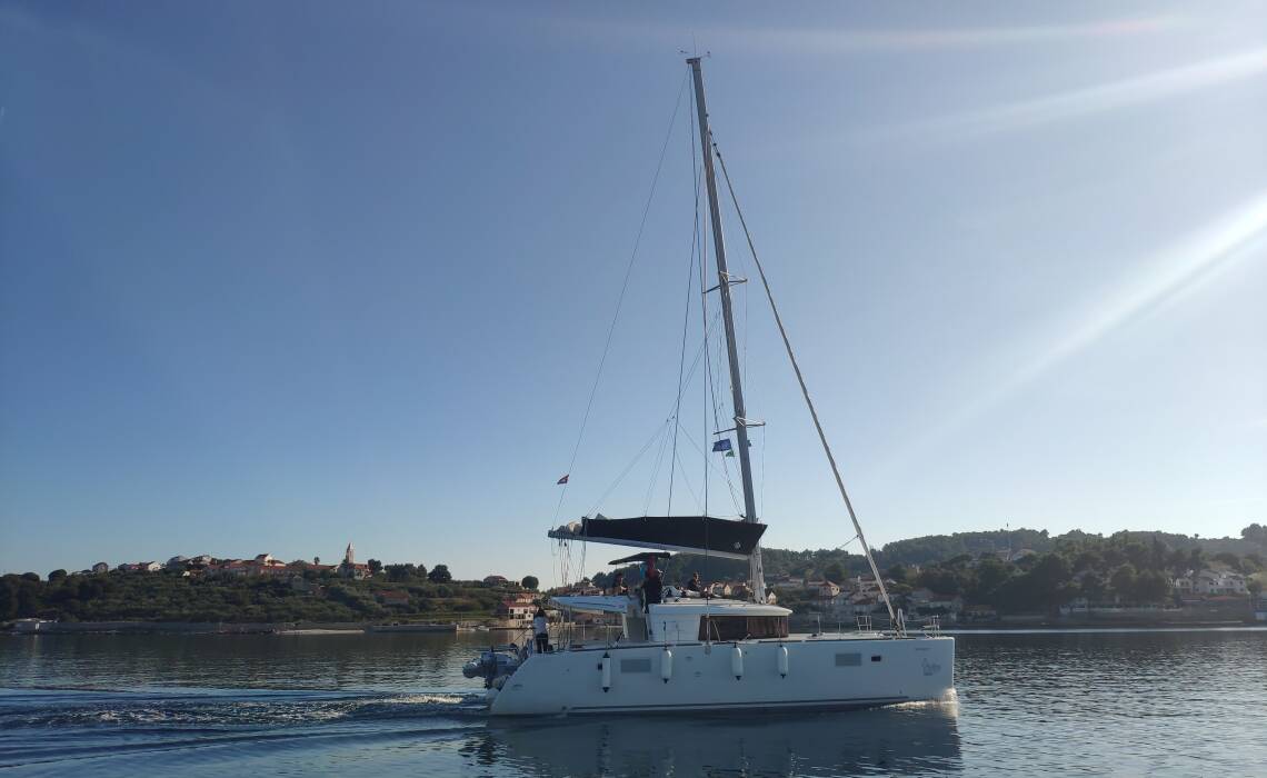 What is Catamaran and How to Charter One