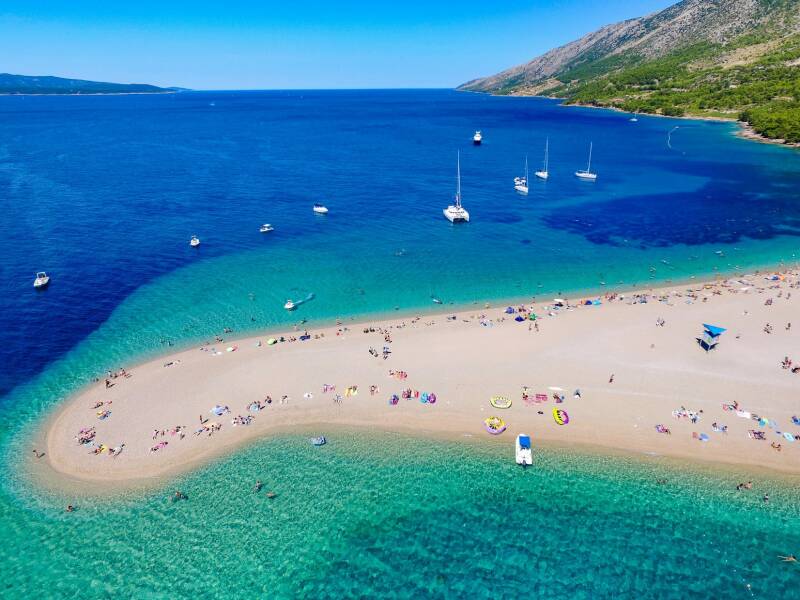Segelboote in Bol Kroatien Zlatni Rat Strand