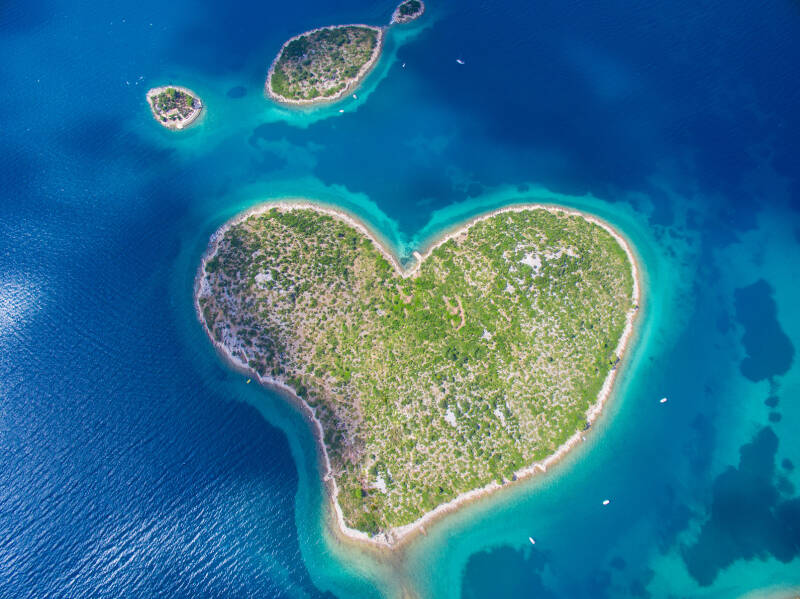 Isla en la forma de corazón Galesnjak cerca de Zadar