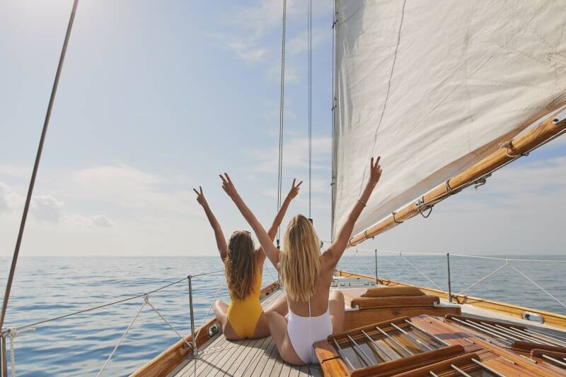 Mädchen entspannen sich auf einer Yacht