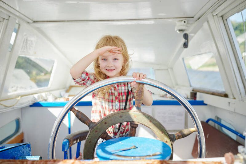 Bambina in barca a vela