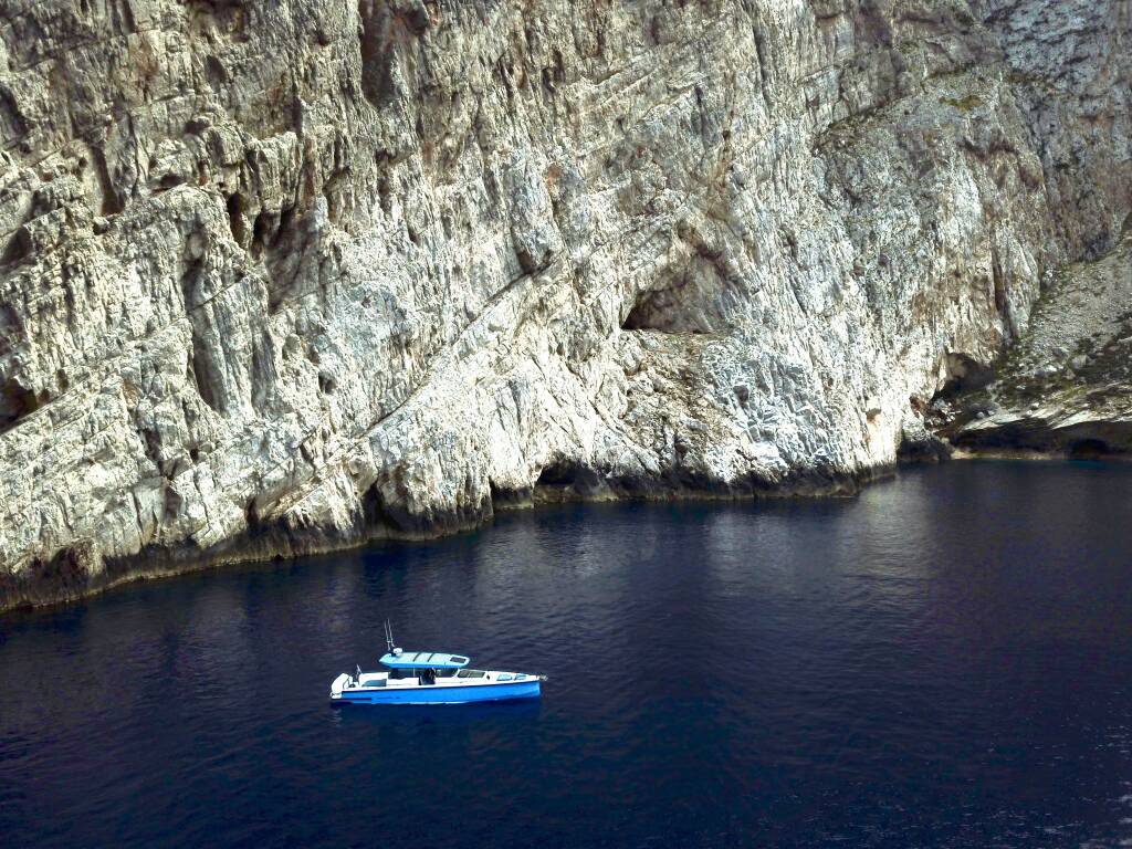 Axopar 37 XC Cross Cabin  VIDA