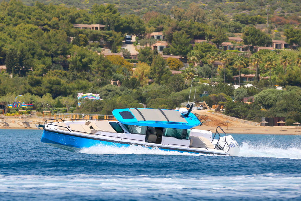 Axopar 37 XC Cross Cabin  VIDA