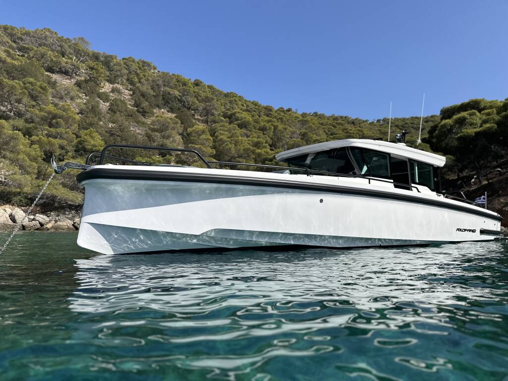 Axopar 37 XC Cross Cabin MY CHARACTER