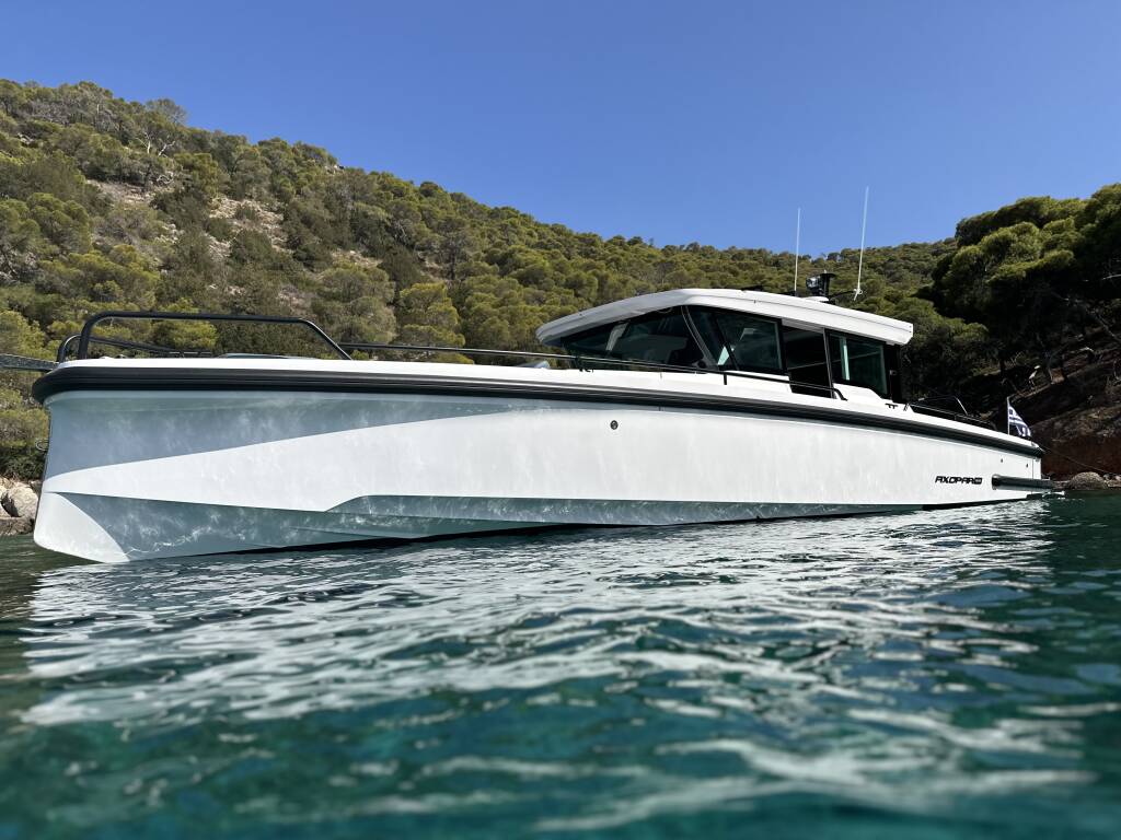 Axopar 37 XC Cross Cabin MY CHARACTER