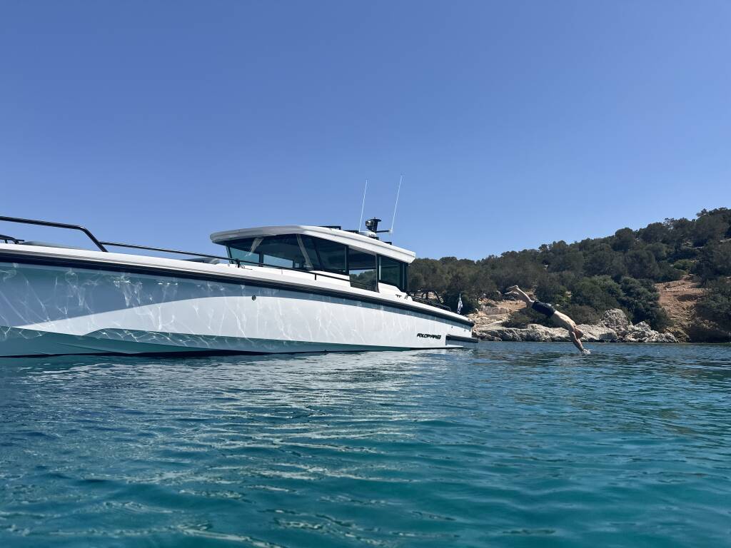 Axopar 37 XC Cross Cabin MY CHARACTER