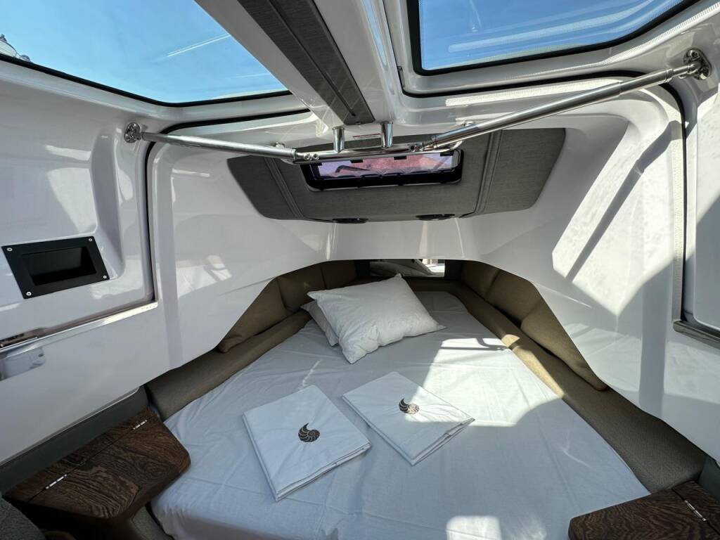 Axopar 37 XC Cross Cabin MY CHARACTER