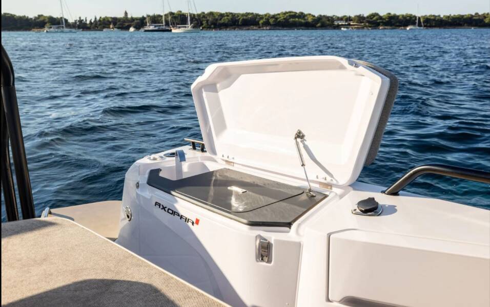 Axopar 37 XC Cross Cabin 
