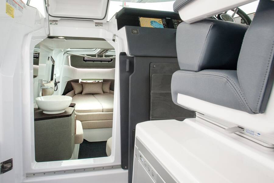 Axopar 37 XC Cross Cabin 