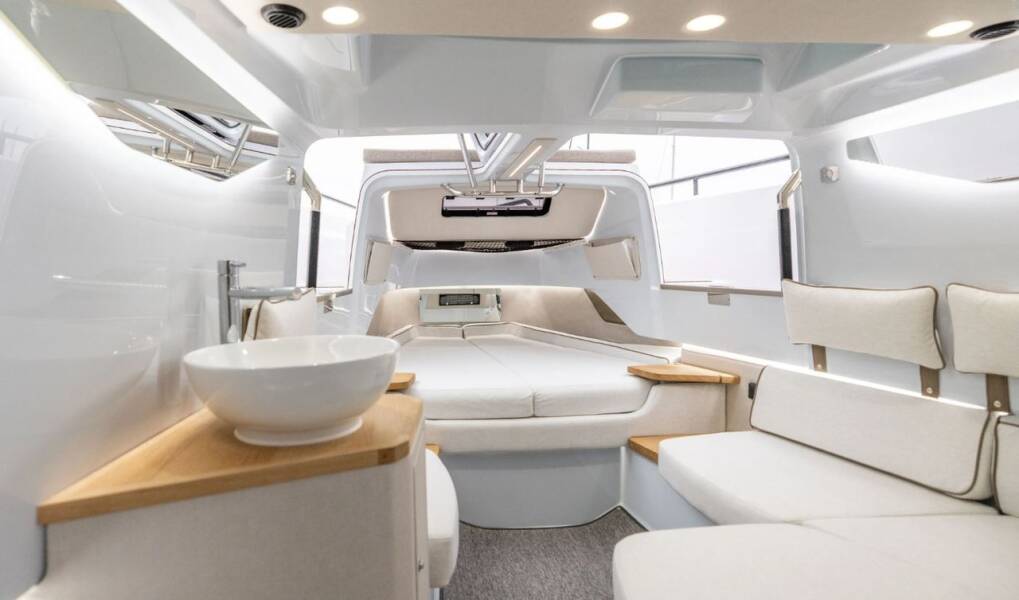 Axopar 37 XC Cross Cabin 