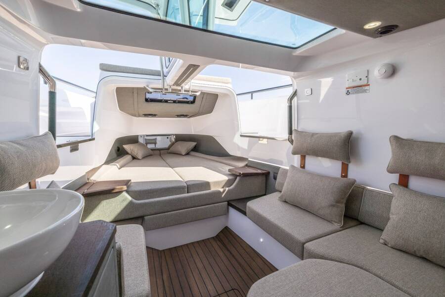 Axopar 37 XC Cross Cabin 