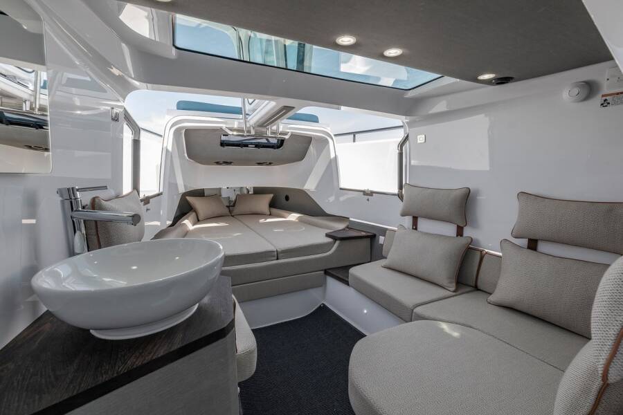 Axopar 37 XC Cross Cabin 
