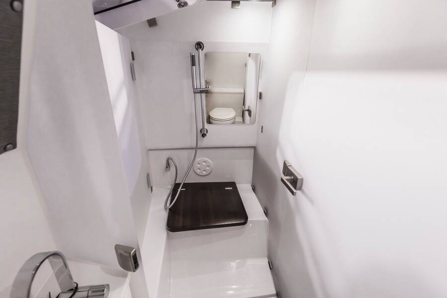 Axopar 37 XC Cross Cabin 
