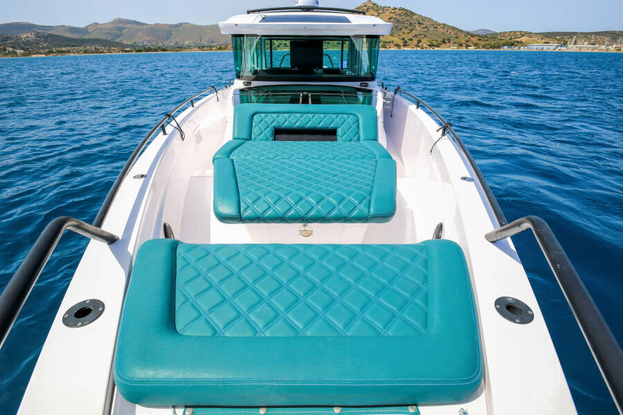 Axopar 37 XC Cross Cabin 