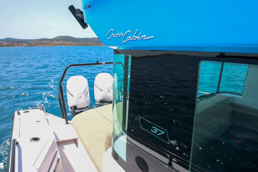 Axopar 37 XC Cross Cabin Vida