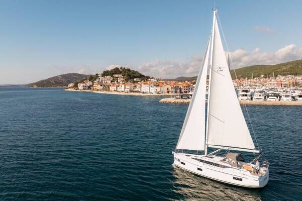 Bavaria C38 • Aura