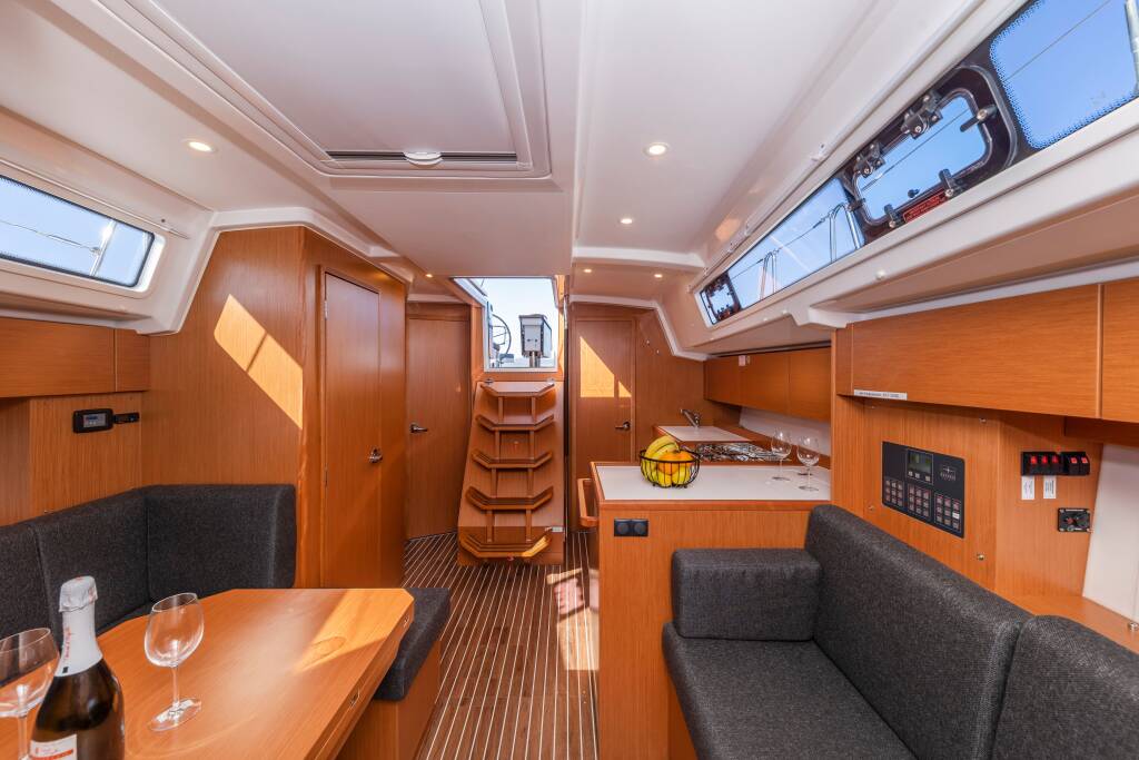 Bavaria C38 MARTINI