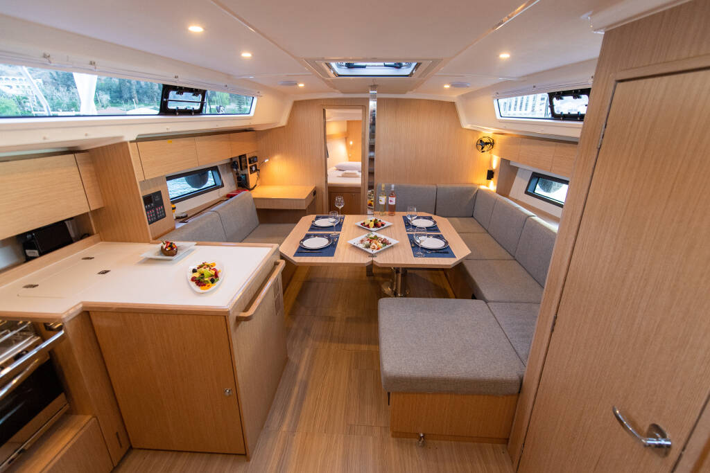 Bavaria C42 Karpouzi | A/C, Bow Thruster, Full teak deck