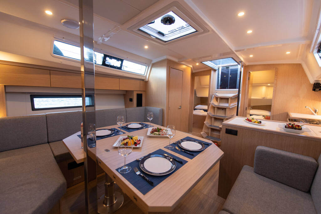 Bavaria C42 Karpouzi | A/C, Bow Thruster, Full teak deck