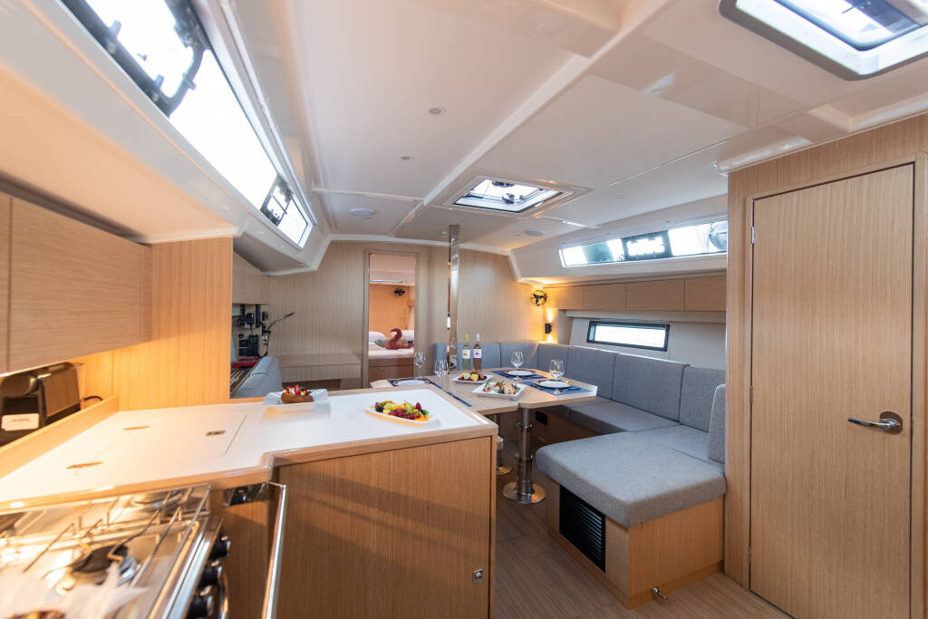 Bavaria C42 Karpouzi | A/C, Bow Thruster, Full teak deck