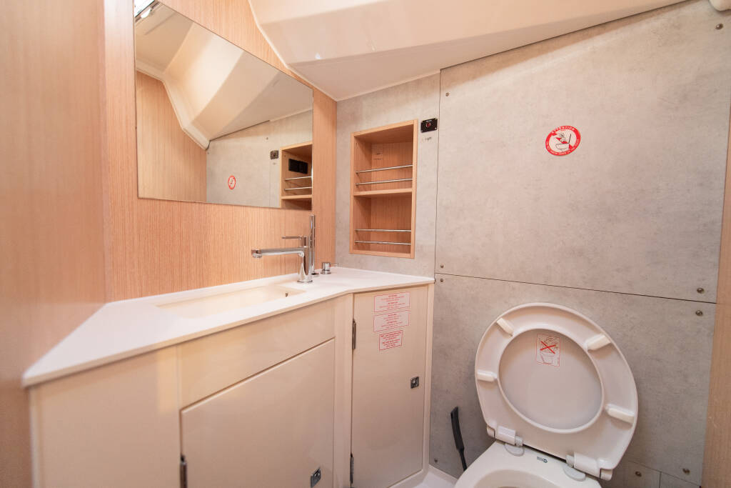 Bavaria C42 Karpouzi | A/C, Bow Thruster, Full teak deck