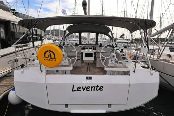Bavaria C42 Levente