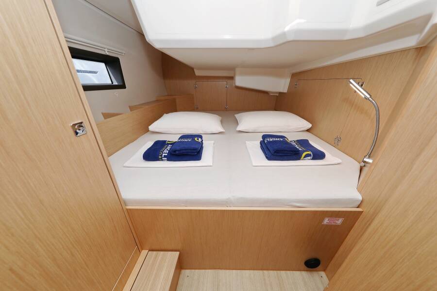Bavaria C42 Levente