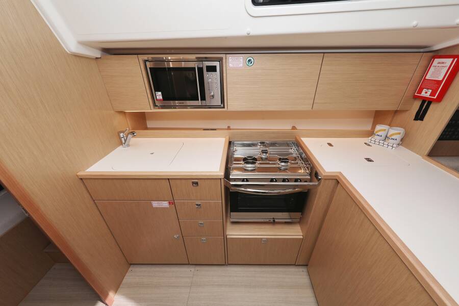 Bavaria C42 Levente