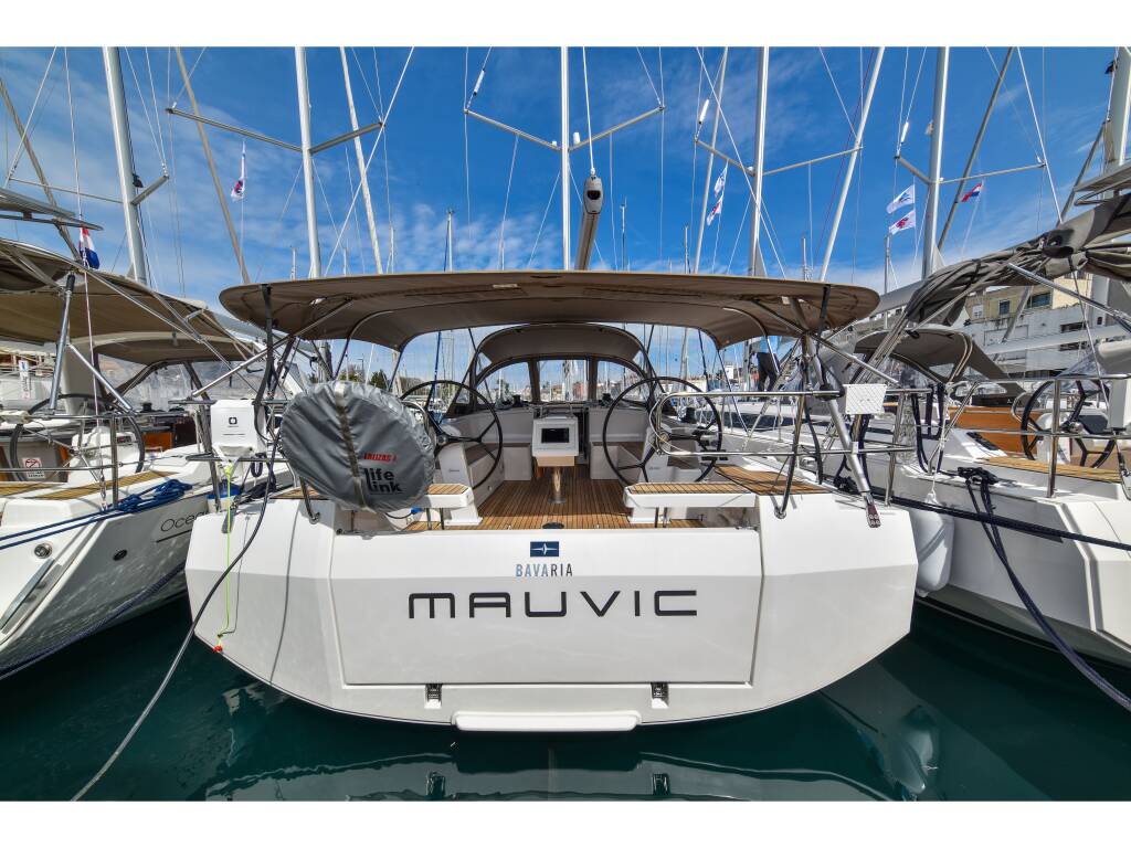 Bavaria C42 • Mauvic