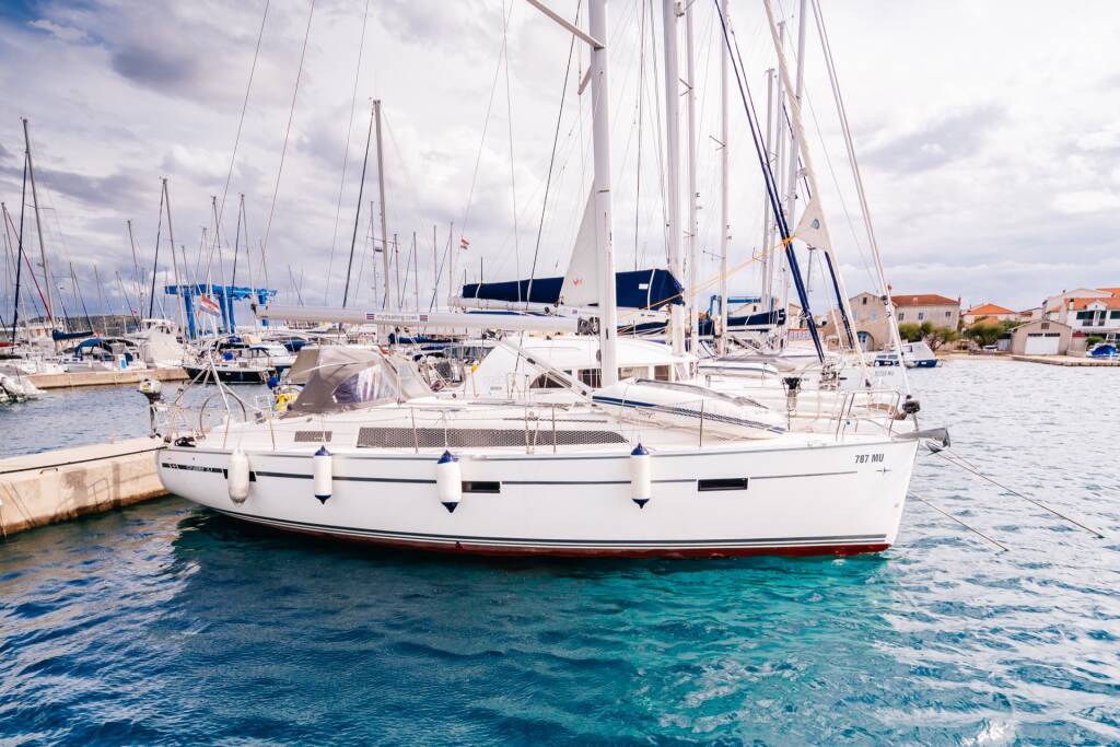 Bavaria Cruiser 37 Blue Tone