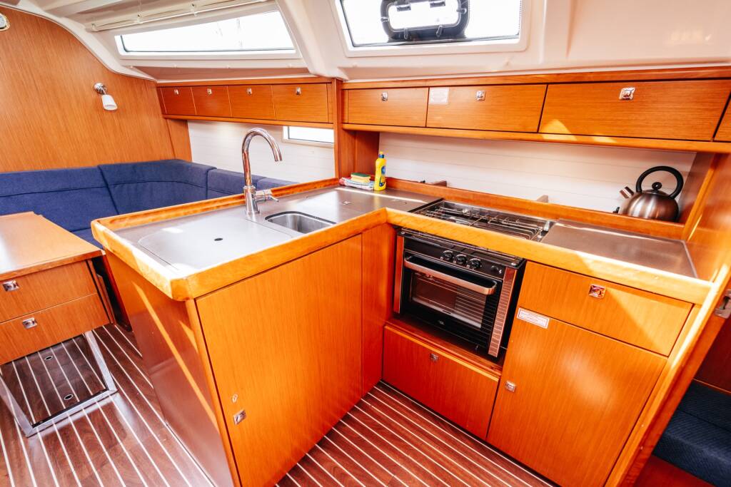 Bavaria Cruiser 37 Blue Tone