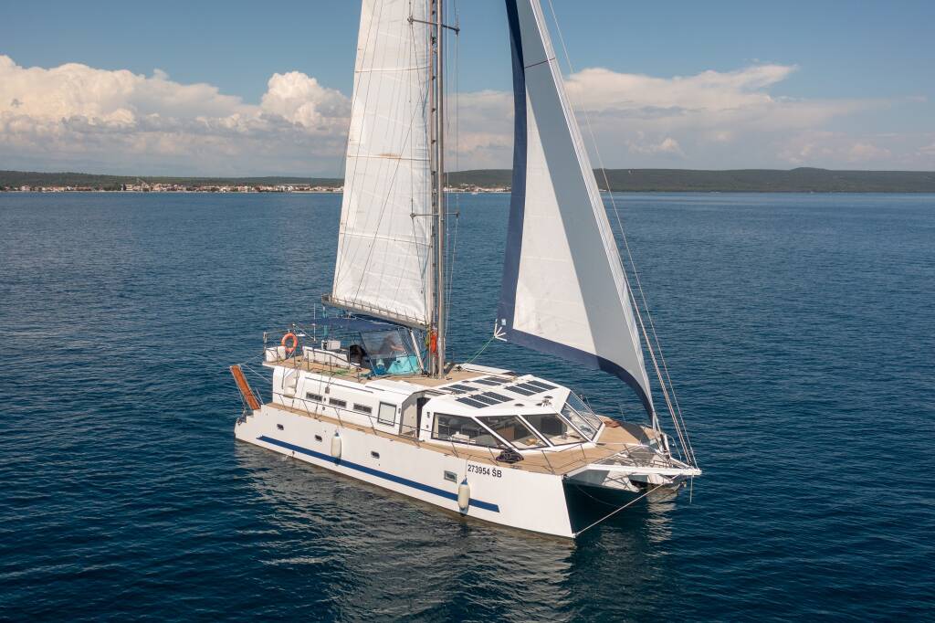 Catamaran UPWIND