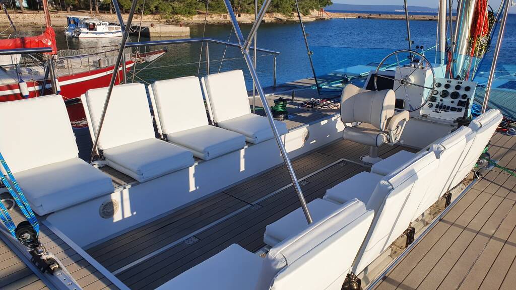Catamaran UPWIND