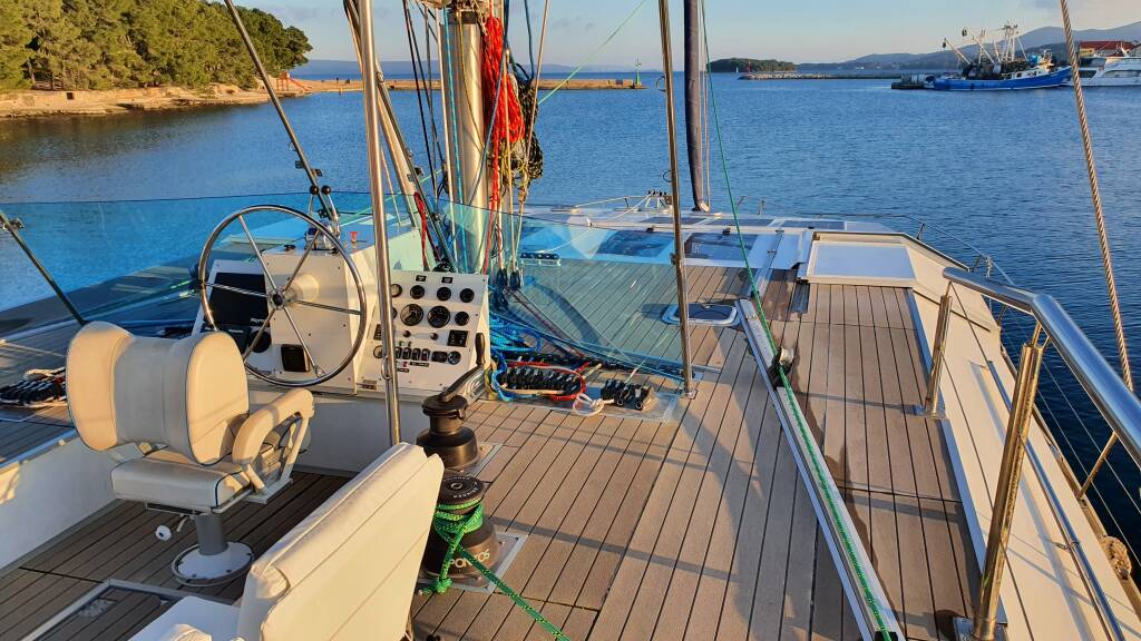 Catamaran UPWIND