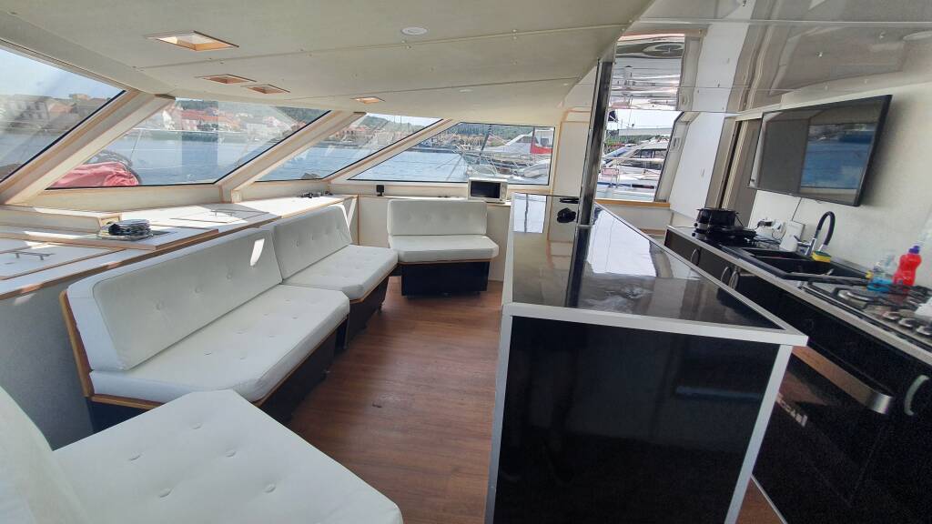 Catamaran UPWIND