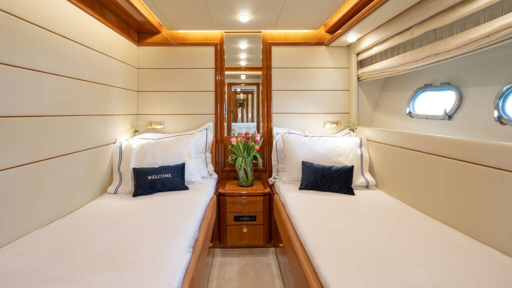 Ferretti 880 ESTIA YI