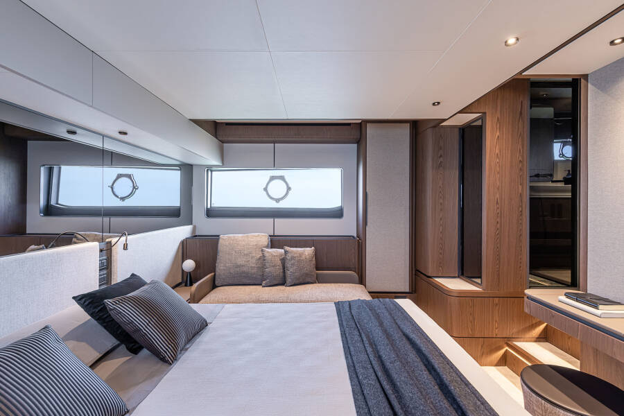 Ferretti Yachts 580 Daeni