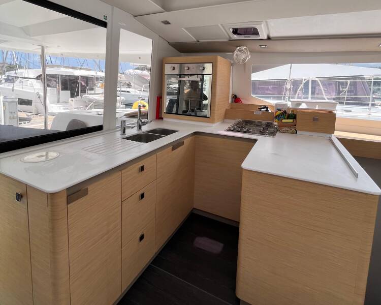 Fountaine Pajot Astrea 42 VENT D'ARGUIN