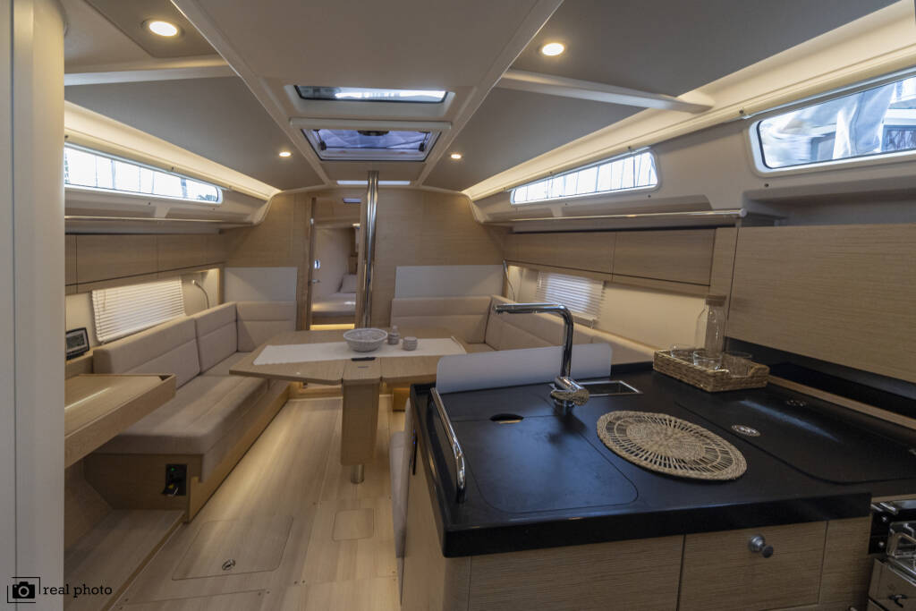 Hanse 388 Tecla - Water maker, Solar Panel - BOTH SAILS triradial, Retractabile Bow Trust