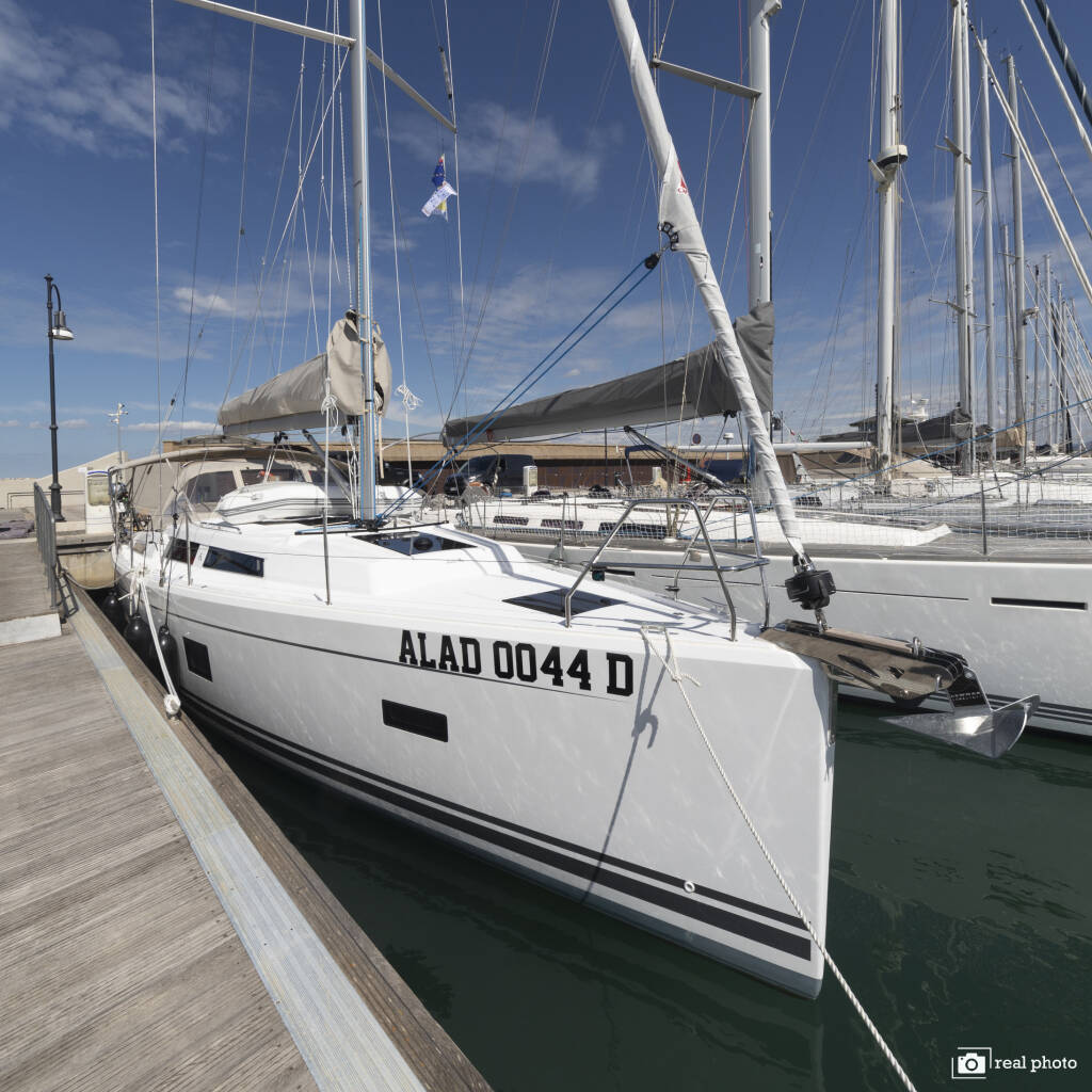 Hanse 388 Tecla - Water maker, Solar Panel - BOTH SAILS triradial, Retractabile Bow Trust
