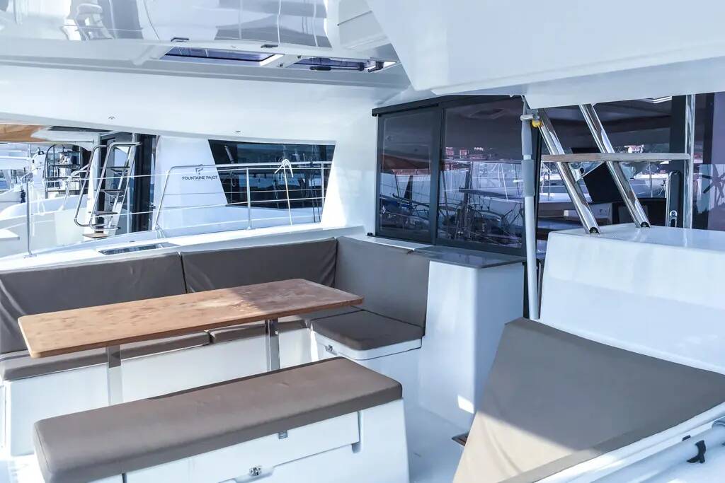 Helia 44  Lounge