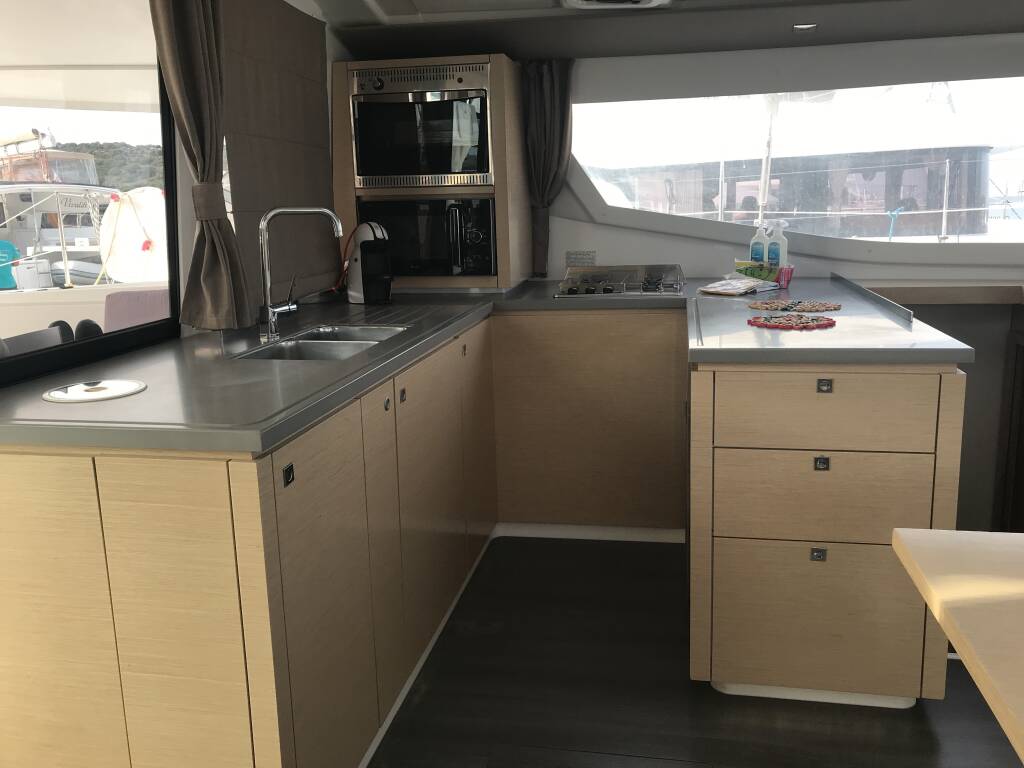 Helia 44 Pixie Dixie (A/C, Generator)