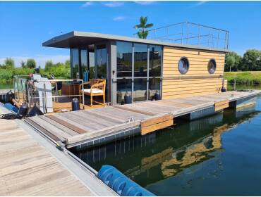 Houseboat  • Neo