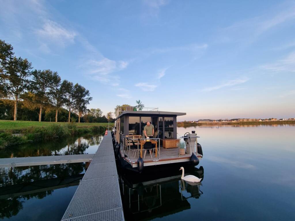 Houseboat  Neo