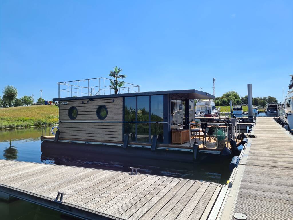 Houseboat  Neo