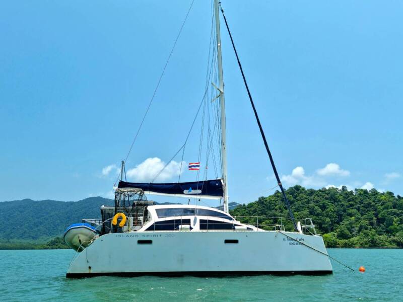 Island Spirit 38 • Island Breeze